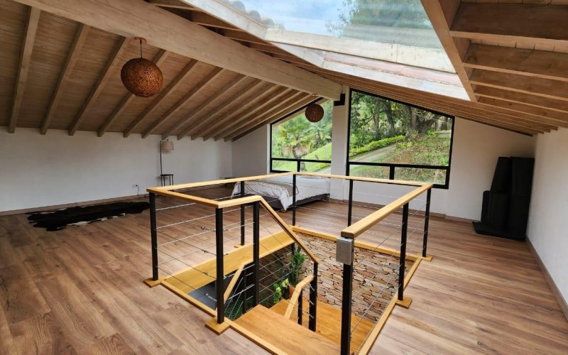 Independent Country Villa in El Peñol: Tranquility and Comfort by the Lake