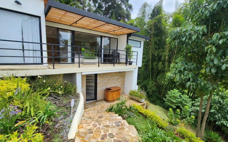 Independent Country Villa in El Peñol: Tranquility and Comfort by the Lake