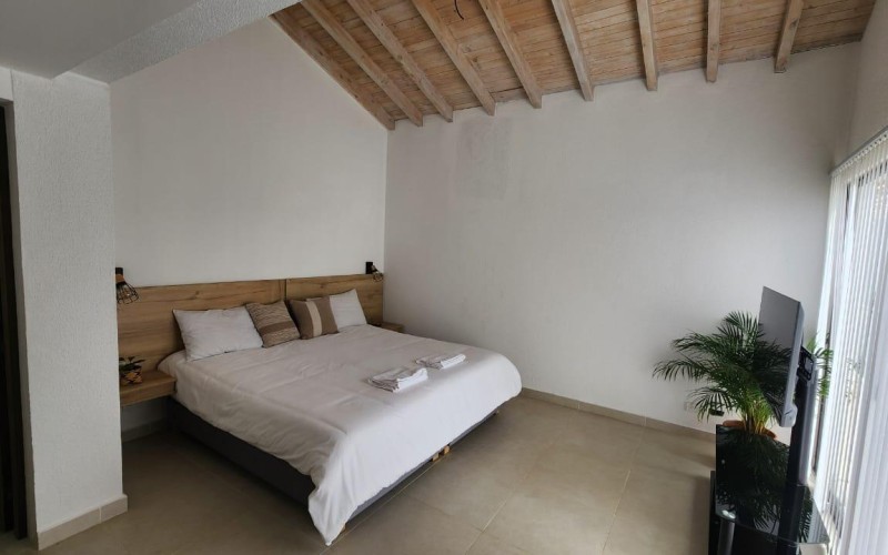 Independent Country Villa in El Peñol: Tranquility and Comfort by the Lake