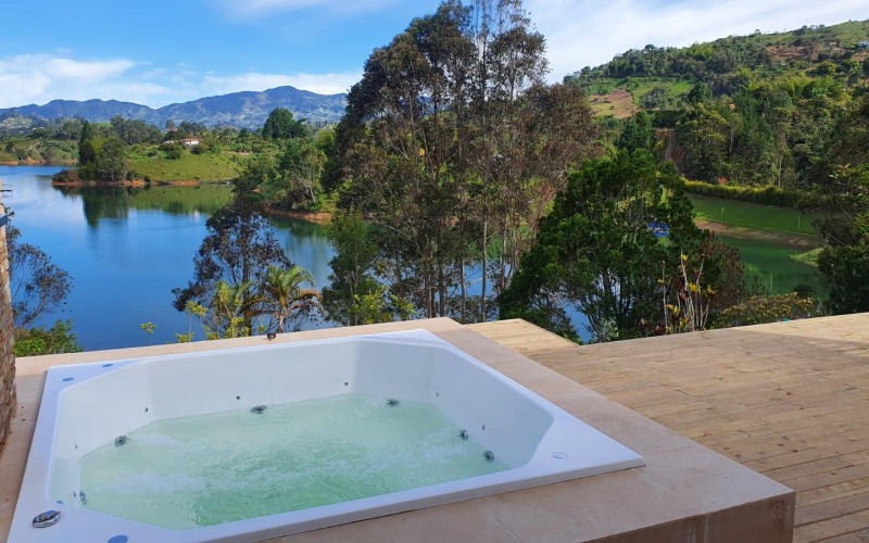 Independent Country Villa in El Peñol: Tranquility and Comfort by the Lake