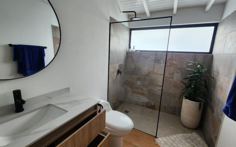 Independent Country Villa in El Peñol: Tranquility and Comfort by the Lake