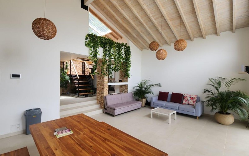 Independent Country Villa in El Peñol: Tranquility and Comfort by the Lake