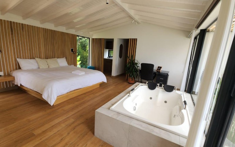 Independent Country Villa in El Peñol: Tranquility and Comfort by the Lake