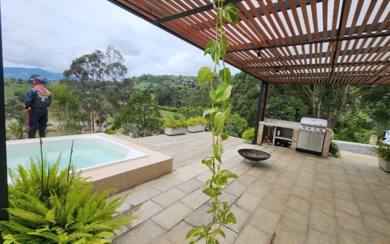 Independent Country Villa in El Peñol: Tranquility and Comfort by the Lake