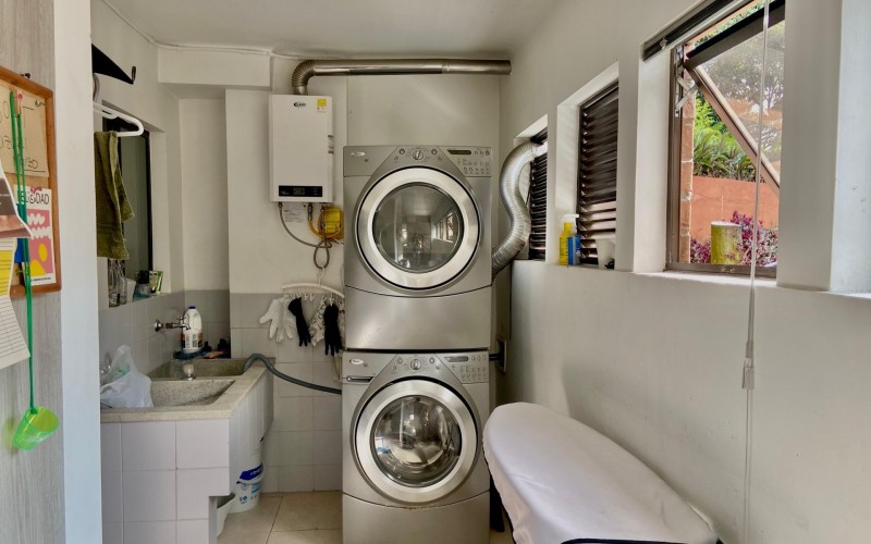 Furnished Apartment in Exclusive Gated Community with Terrace and 4 Bedrooms in El Poblado