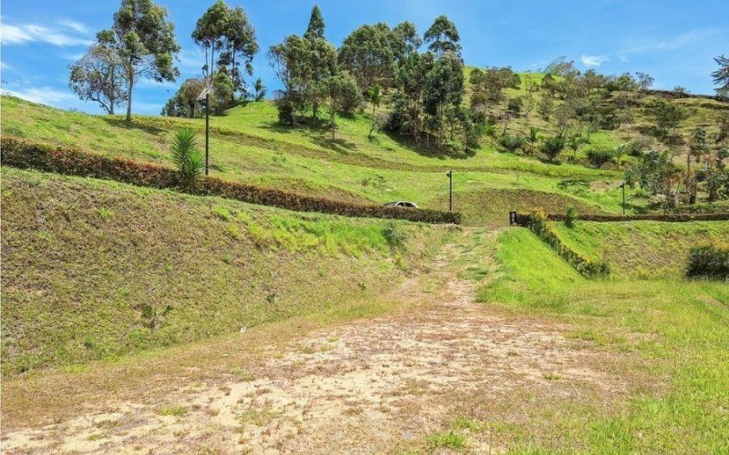 Exclusive Lakefront Lot in El Peñol: 2,500 m² in a Gated Community