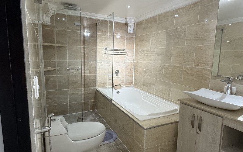 Modern house in Santa Teresita, Laureles: Versatility in the heart of Medellín