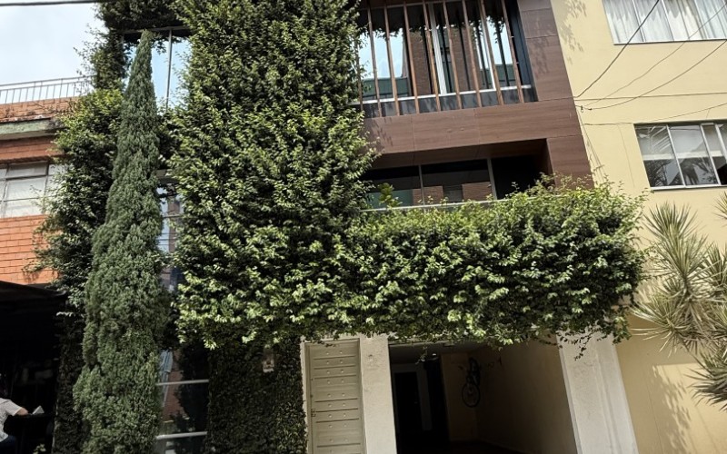 Modern house in Santa Teresita, Laureles: Versatility in the heart of Medellín