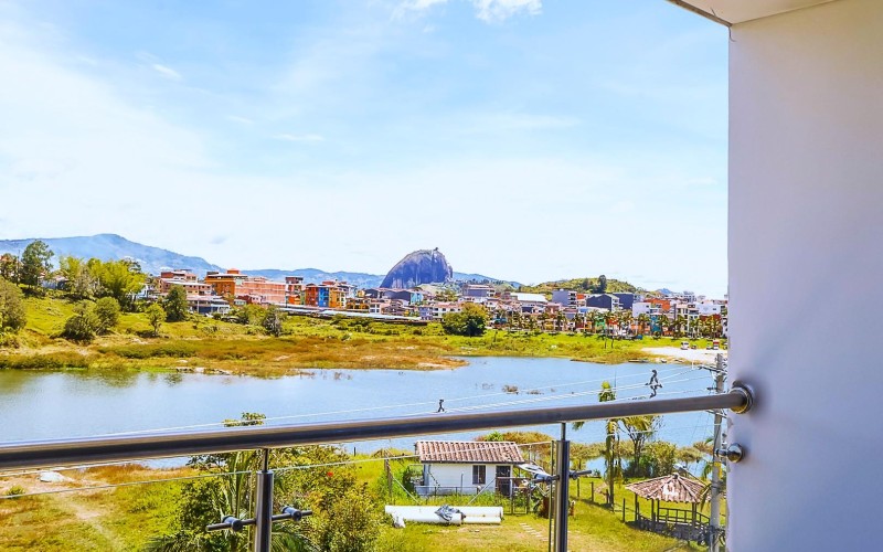 Apartamento Guatapé con vista a la Piedra Peñol.