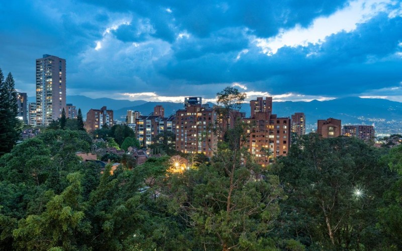 195 m² Industrial-Style Duplex in Provenza with Jacuzzi, BBQ Area, and Strong Rental Potential – Fully Renovated and Steps Away from Medellin’s Best Dining!