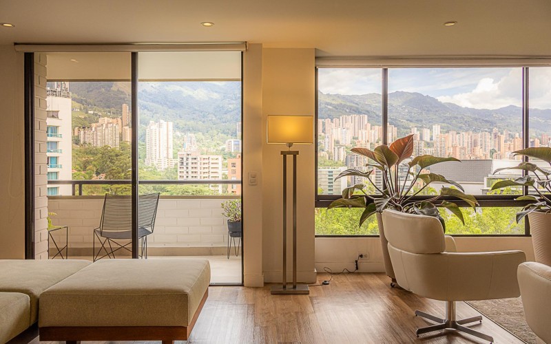 Apartamento de Lujo Remodelado en El Poblado con Vista y Ubicación Privilegiada